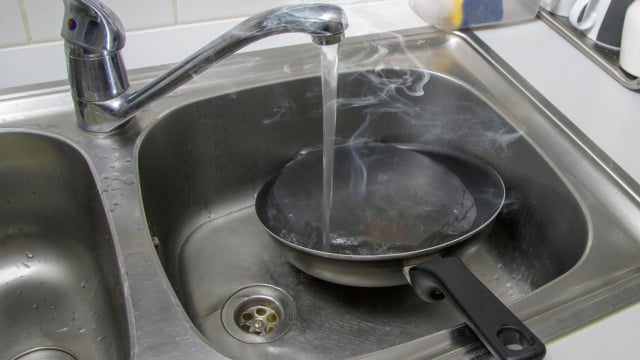 Pare de lavar a frigideira logo após o uso: essas são as consequências desse erro simples