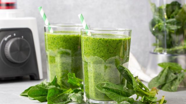 O suco verde é uma bebida poderosa que ajuda a limpar o organismo (Créditos: Shutterstock)