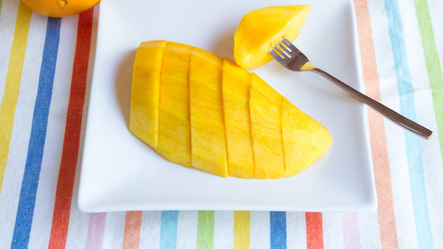 Sem se esforçar com o caroço e sem desperdiçar fruta: a maneira mais fácil de cortar uma manga você aprende no TudoGostoso