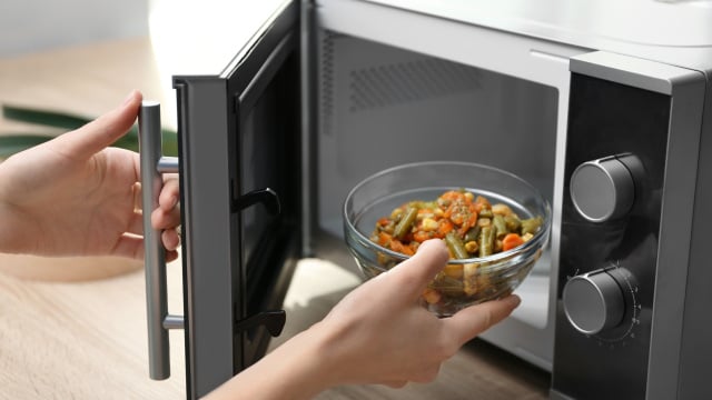 Usar os materiais recomendados para o micro-ondas é a melhor forma de garantir a segurança dos alimentos e da saúde (Créditos: Shutterstock)