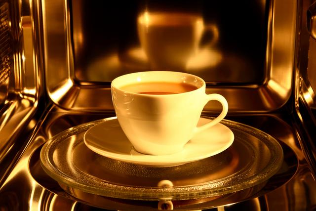 PARE AGORA de esquentar café no micro-ondas: descubra os riscos para a sua saúde