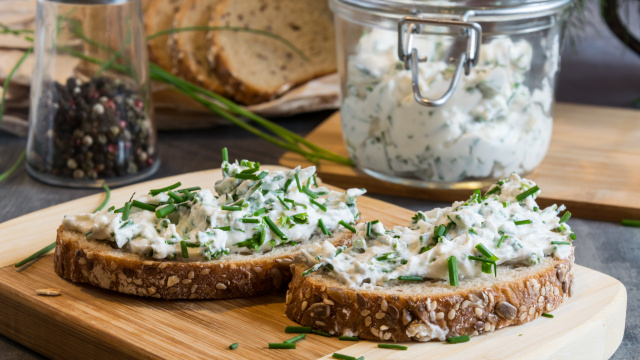 Essa pastinha de ricota caseira não pode faltar no meu café da manhã: temperadinha e fácil de fazer, combina com tudo