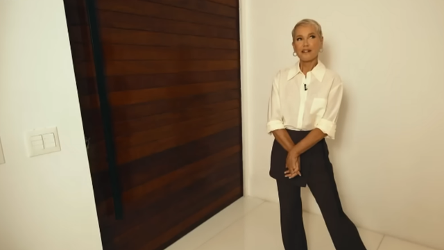 Xuxa Meneghel deixa mansão de R$ 45 milhões e se muda para casa de 900 m² mais sustentável, com cinco suítes, cinema, estúdio, cozinha gourmet e espaços integrados que valorizam o contato com a natureza