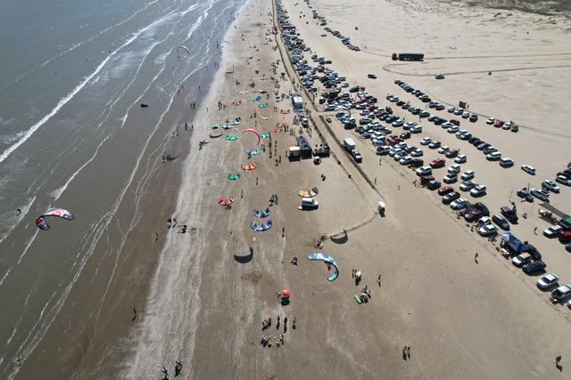 Dá para deixar o carro na areia e levar barraca, pranchas e equipamentos de esportes aquáticos perto da água (Créditos: Facebook Secretaria de Município do Cassino)