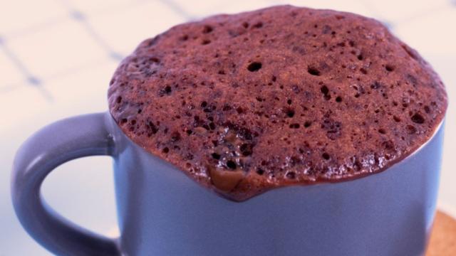 Vontade de um bolinho? Bolo de caneca na airfryer vai matar seu desejo rapidinho