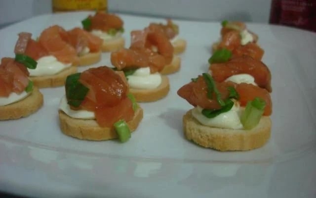 Canapé de salmão é um petisco sofisticado (Créditos: TudoGostoso/Carolina Noveli)
