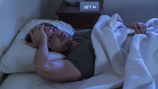 Sou biólogo e garanto: essa é a bebida popular que pode estar atrapalhando as suas noites de sono (não é café!)