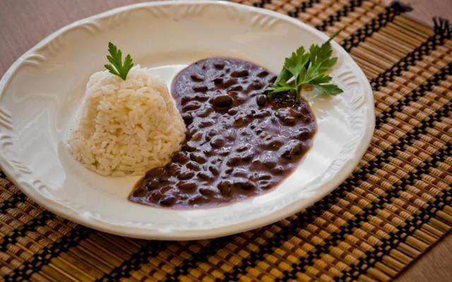 Não tem nada como um feijão preto para acompanhar a refeição (Créditos: TudoGostoso)