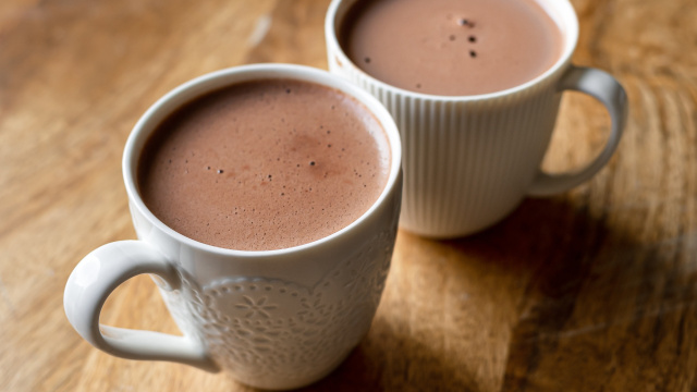 Enquanto o frio não vai embora eu sigo fazendo esse chocolate quente vegano: receita cremosa é fácil de fazer e tão saborosa quanto a tradicional