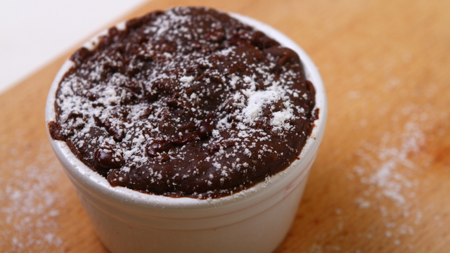 Se você ama chocolate, vai se apaixonar por esta sobremesa quentinha para aquecer os dias frios