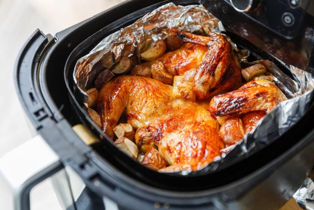 Como usar o papel alumínio do jeito certo para não estragar a sua air fryer