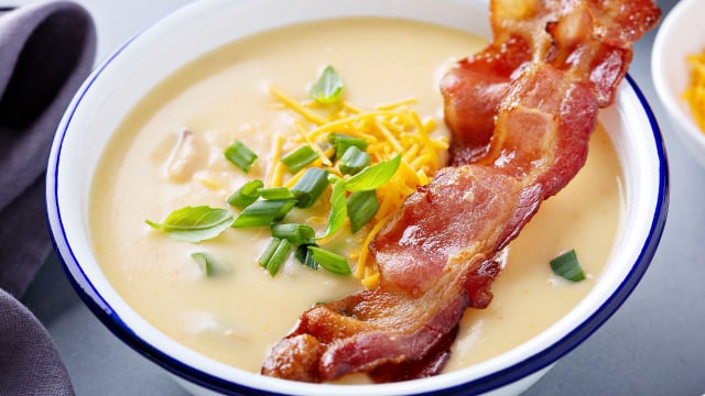 Nada de sopa sem graça, essa receita de sopa de batata muito cremosa é o jantar perfeito para comer nessa friaca!