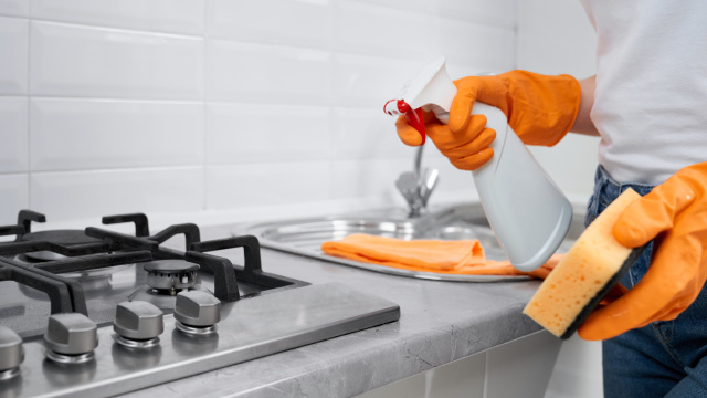 A misturinha caseira de 2 ingredientes que uso para deixar minha cozinha brilhando antes das visitas chegarem: é muito fácil e econômico