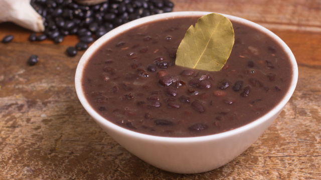 O segredo do feijão perfeito está nesse tempero que quase todo mundo usa sem saber por quê