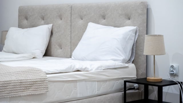 Mais do que reduzir a decoração, é importante tirar as distrações excessivas no cômodo (Créditos: Shutterstock)