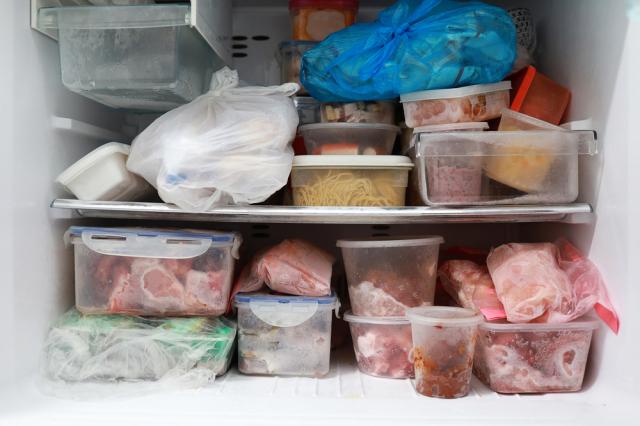 Você NÃO deve colocar esses alimentos no congelador. Entenda por que e evite desperdício!