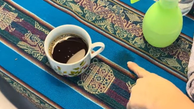 Adeus toalha manchada de café: misturinha com percarbonato de sódio é o melhor multiuso que já testei