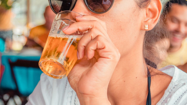 Chegou aquela época que dá vontade de beber cerveja gelada todo dia, mas como essa bebida afeta seu corpo e sua saúde?