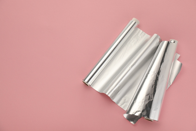 Por que o papel-alumínio brilha só de um lado? Descubra a diferença e se isso influencia no preparo dos alimentos