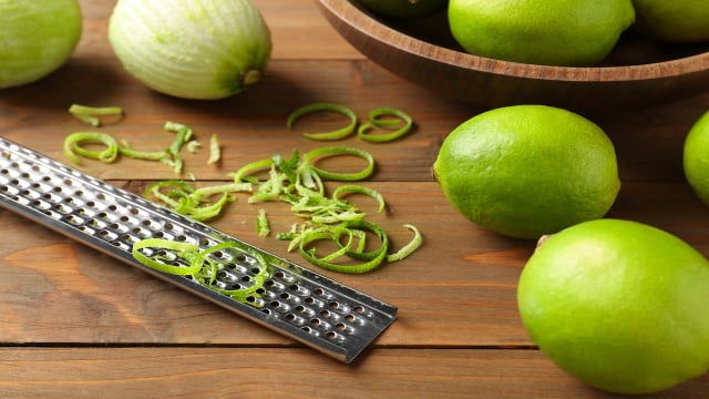 Tempero caseiro preparado com cascas cítricas e especiarias para dar mais sabor às receitas do cotidiano. (Foto: Shutterstock)