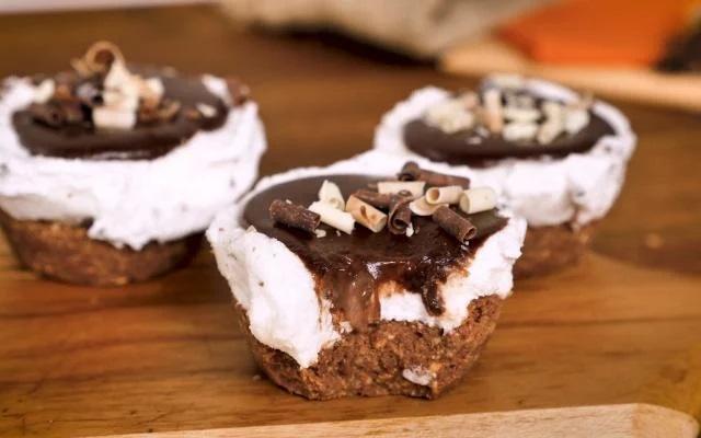 Diferentemente dos cupcakes comuns, esse é bom gelado e já tem sorvete junto (Créditos: TudoGostoso)