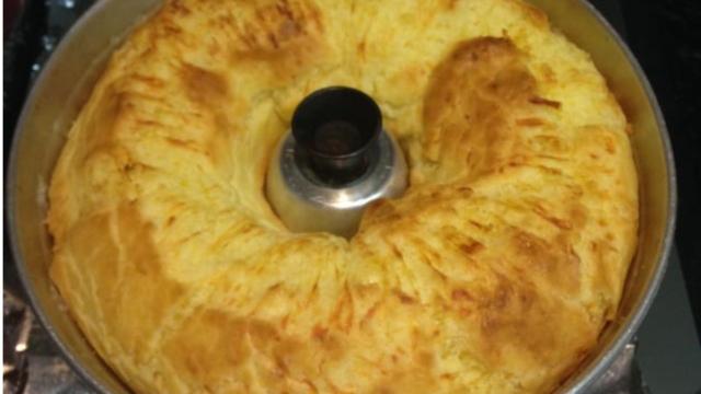 Bolo de pão de queijo de comer rezando para um lanche diferente que agrada todo mundo: aprenda receita fácil