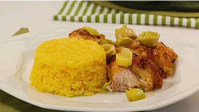 É possível incluir outros ingredientes na assadeira, como batatas, cebola crua, cenoura e até dentes de alho (Créditos: TudoGostoso)