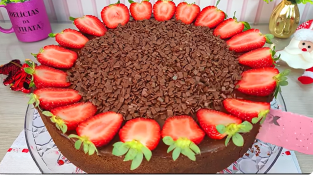 Torta finalizada com morangos frescos e granulado. (créditos: Reprodução Youtube: Delícias da Thata) 