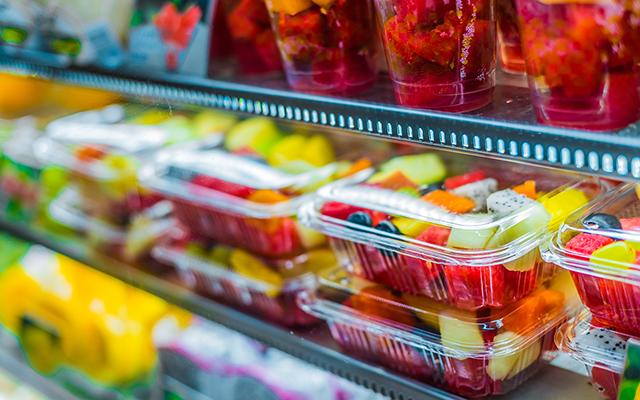 Sempre comprei frutas já cortadas até descobrir que eu estava cometendo um erro e nunca deveria fazer isso