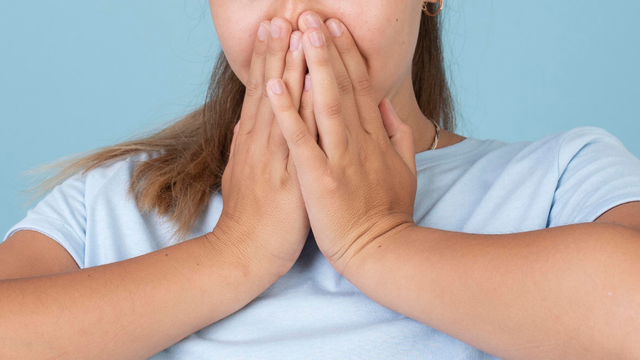Nem sempre é falta de higiene! 6 doenças que podem estar por trás do mau hálito depois de comer