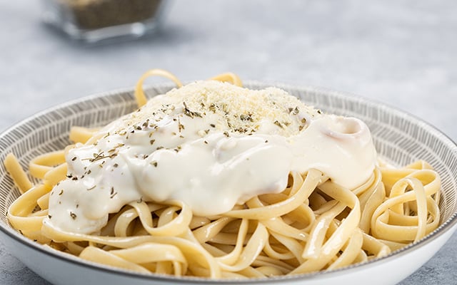 Pare de errar no molho branco: o segredo do roux para evitar pelotas e garantir textura cremosa perfeita