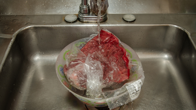 Sua mãe estava errada e nem sabe: a carne não deve ser descongelada fora da geladeira!