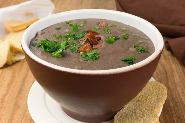 Sopa de feijão com macarrão esquenta a alma e alimento o corpo: bora ficar de coração quentinho com essa receita?
