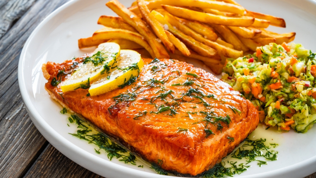 O salmão fica muito suculento! (Créditos: Shutterstock)