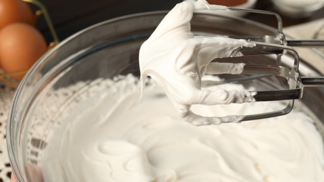 Receitas de confeitaria com esta batedeira planetária Oster com 44% de desconto no Prime Day