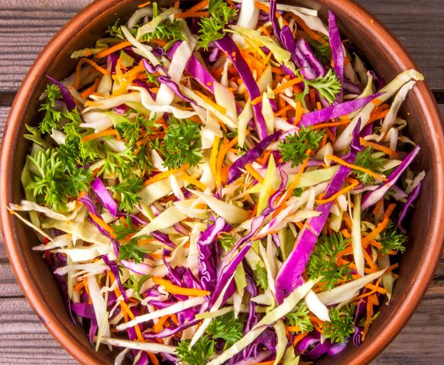 Alface roxa barata? Aprenda como fazer uma deliciosa salada diferente para variar o cardápio
