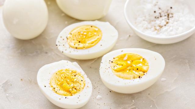 Esses são os melhores truques para fazer um ovo cozido perfeito que eu aprendi com um chef e vou te ensinar também