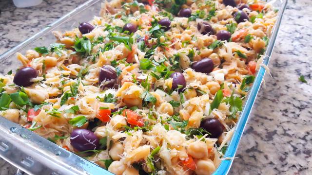  A salada de grão-de-bico com bacalhau é simples, nutritiva e deliciosa. (Créditos: TudoGostoso/Flávio Fernandes Alvarenga)