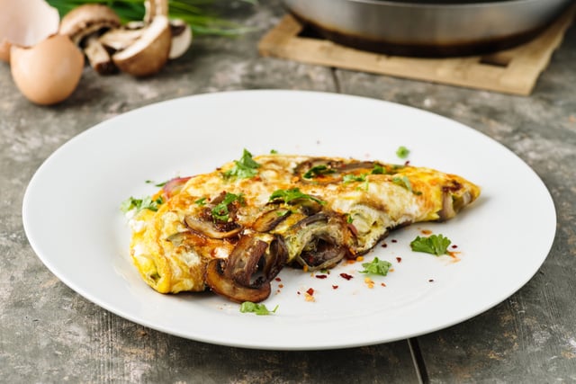 Omelete de cogumelos transforma um prato simples em uma refeição especial. (créditos: Shutterstock)