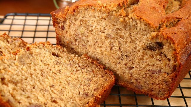 Sem açúcar e sem leite: receita de bolo de maçã, banana e aveia em 4 passos simples