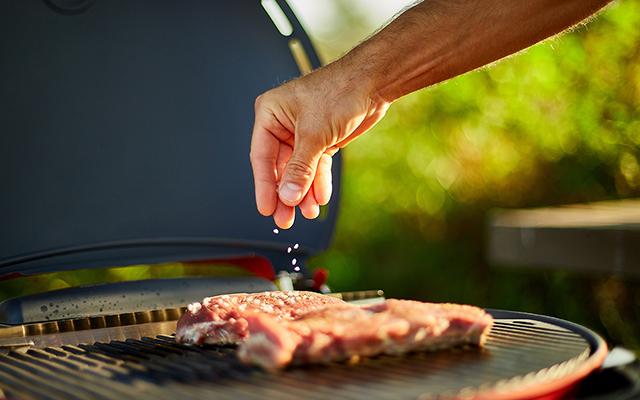 Adeus sal grosso: esse é o verdadeiro sal que você deve usar no churrasco para ficar igual de churrascaria