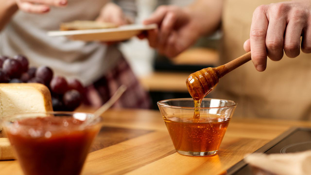 Um mel raro produzido por abelha brasileira sem ferrão vale até 8 vezes mais e está conquistando o mercado brasileiro