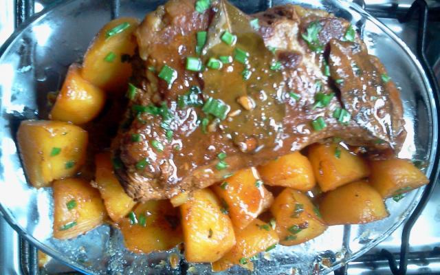 Carne assada com batatas na pressão é um preparo clássico (Créditos: Denise Guimarães/TudoGostoso)