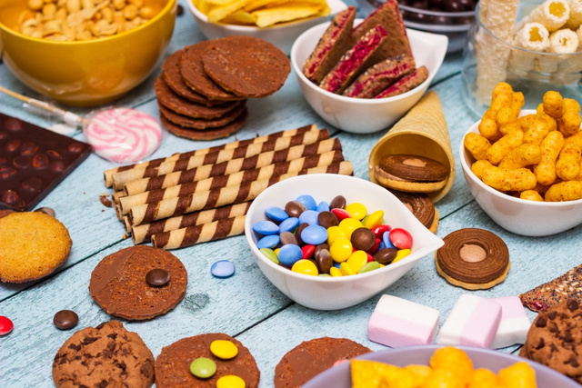 O guia de uma nutricionista sobre 5 alimentos que devem ser cortados imediatamente da sua dieta (para sempre!)