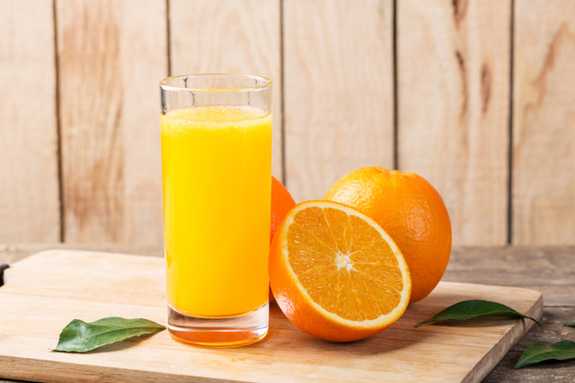 Entre a agilidade e a potência, entenda qual espremedor cabe melhor no seu dia a dia