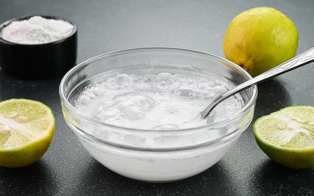 Poucos sabem, mas misturar cascas de limão com sal e bicarbonato de sódio substitui esse produto químico tradicional nas cozinhas