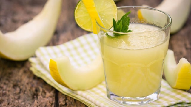 Suco de melão com limão servido em copo com rodela de limão e hortelã (Créditos: TudoGostoso)