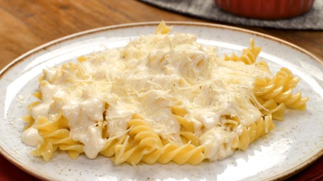 Agora que você já sabe os truques, venha aprender como fazer um macarrão com requeijão delicioso! (Créditos: TudoGostoso)