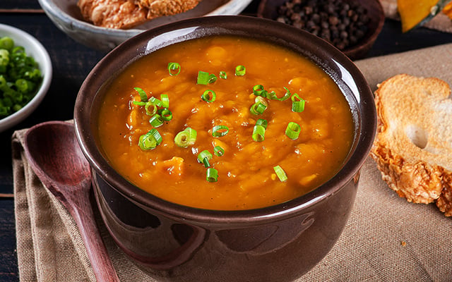 Todo mundo pede a receita desse caldo de abóbora e frango irresistível e eu falo que aprendi no TudoGostoso