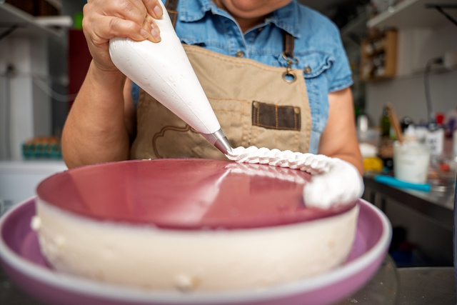 Faz bolos em casa? Esses itens de confeitaria deixam tudo mais prático e bonito